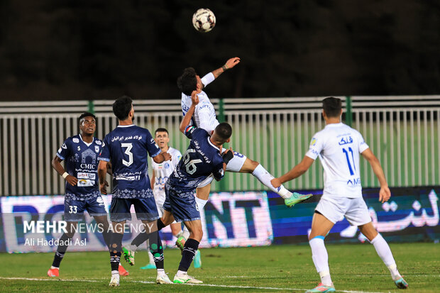 انتقاد از کیفیت پایین لیگ برتر فوتبال/ ناچاریم از قلعه‌نویی حمایت کنیم